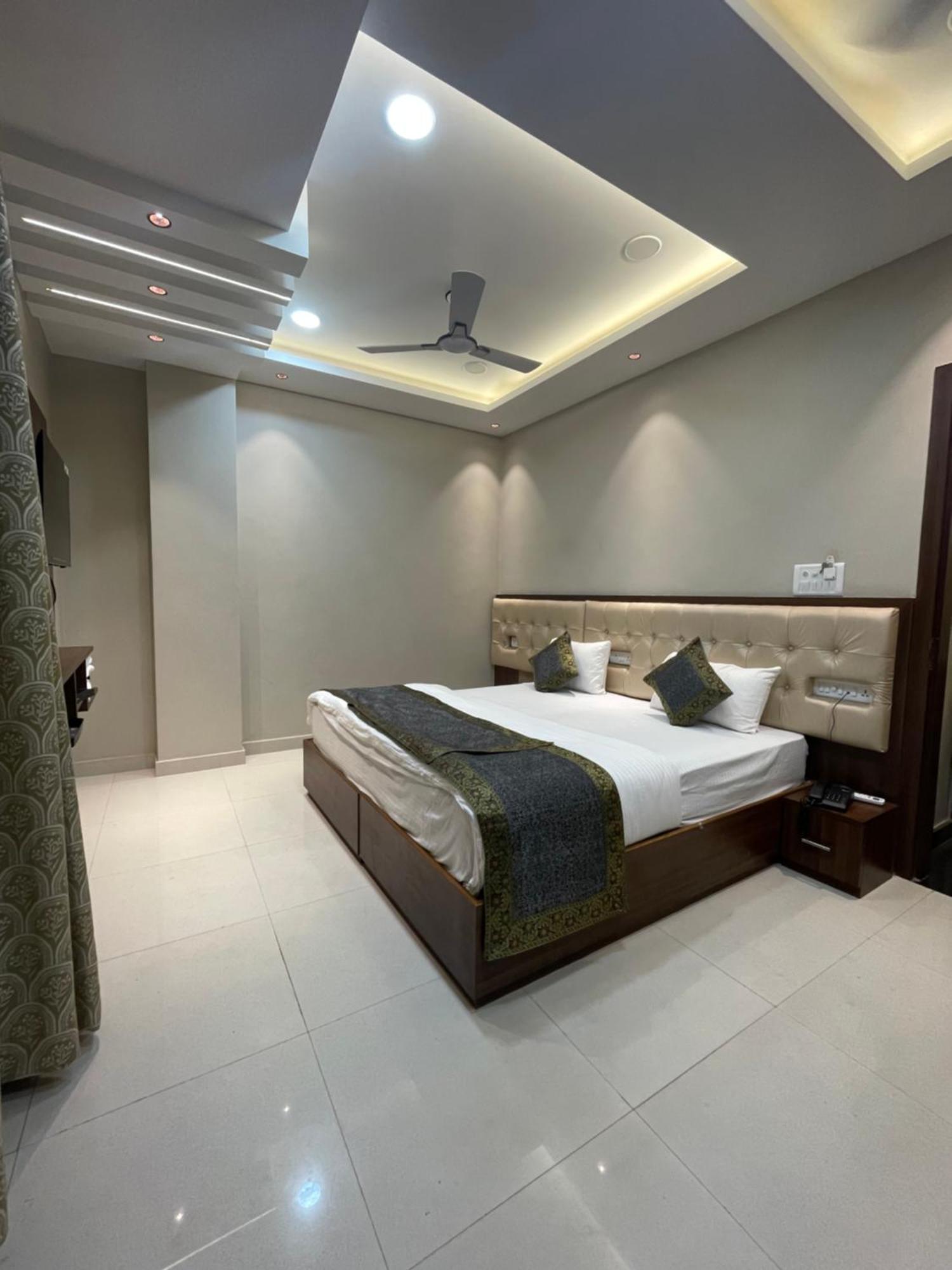 Vishwanath Inn Varanasi Bagian luar foto